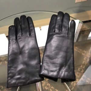 ⭐️Women’s black leather fur lined gloves⭐️